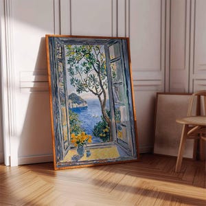 Puede incluir: Una pintura de una ventana con vista a un oc&eacute;ano azul y una peque&ntilde;a isla. La ventana est&aacute; abierta y hay flores en un jarr&oacute;n en el alf&eacute;izar de la ventana.