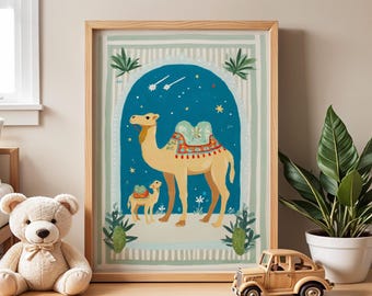 Puede incluir: Una impresión artística enmarcada que presenta un camello y su cría contra un fondo azul con estrellas. La obra de arte está en un marco de madera y tiene un borde a rayas verde claro y blanco. Los camellos son de color canela con decoraciones de silla de montar coloridas.