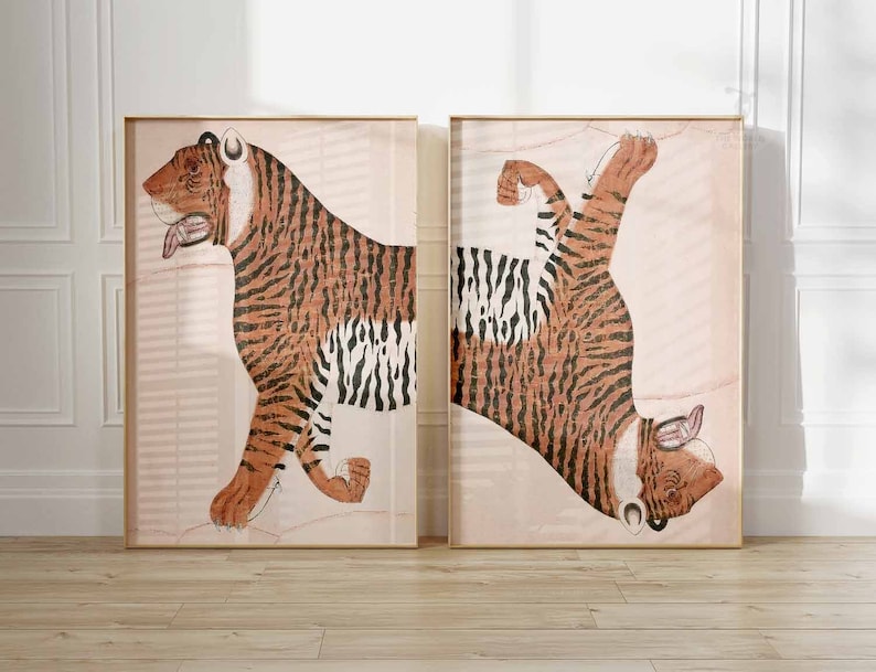 Peut inclure: Deux impressions encadr&eacute;es d'une illustration de tigre. Le tigre est repr&eacute;sent&eacute; dans un style traditionnel avec des rayures orange et noires sur un fond rose clair.