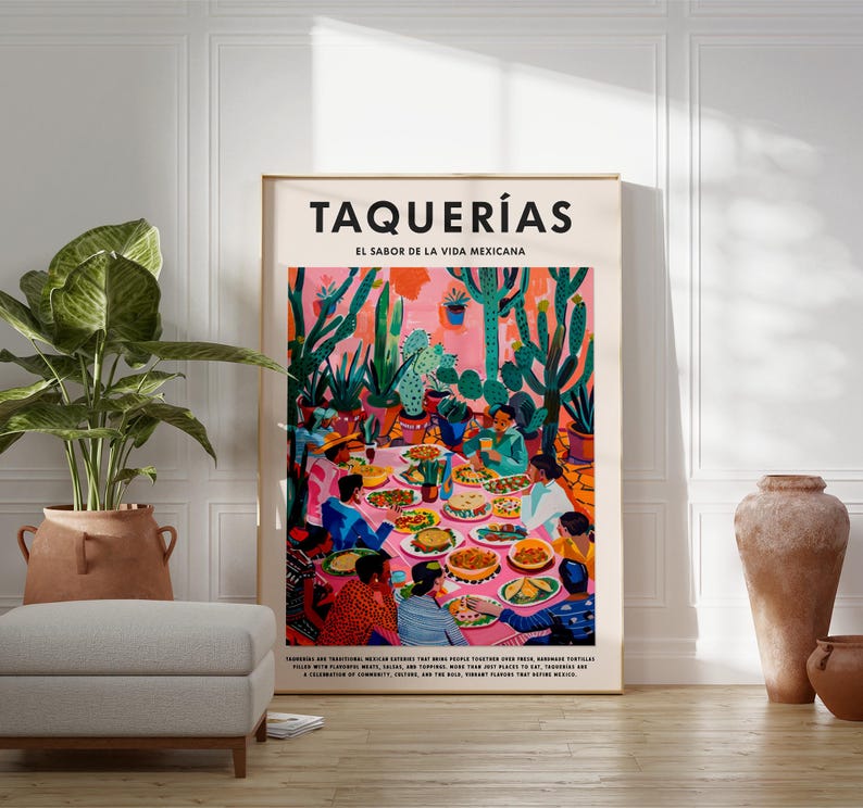 Op de afbeelding: Een kleurrijke illustratie van een groep mensen die rond een tafel met eten verzameld zijn. De sc&egrave;ne speelt zich af in een tuin met cactussen en andere planten. De tekst "Taquer&iacute;as El Sabor de la Vida Mexicana" staat bovenaan de poster.
