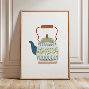 Könnte beinhalten: Gerahmter Kunstdruck mit einer Illustration einer dekorativen Teekanne. Die Teekanne hat einen blauen Ausguss, einen grünen Deckel und einen braunen Henkel. Der Körper der Teekanne ist mit einem floralen Muster in Blau und Grün verziert.