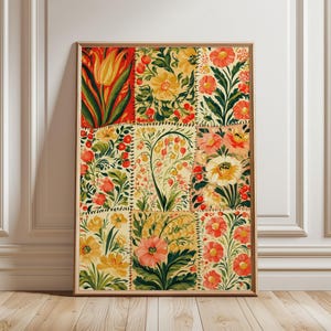Op de afbeelding: Een rechthoekige wandkunstprint met een raster van negen panelen, elk met verschillende bloemenillustraties in tinten rood, geel, oranje en groen. Het kunstwerk is ingelijst in een dunne houten lijst met botanische motieven.