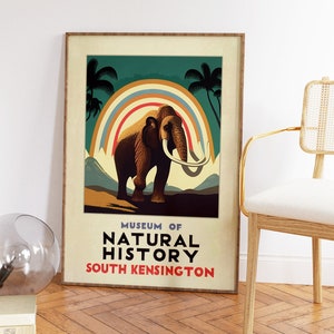 Puede incluir: Un p&oacute;ster de estilo vintage que anuncia el Museo de Historia Natural de South Kensington, Londres. El p&oacute;ster presenta un arco&iacute;ris colorido y un mamut marr&oacute;n con grandes colmillos de pie en un paisaje verde.