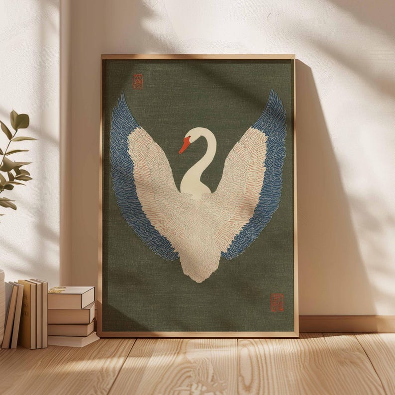 Pode incluir: Obra de arte emoldurada com um cisne com as asas abertas. O cisne tem penas brancas, um bico vermelho e pontas das asas azuis. O fundo &eacute; verde suave e a moldura &eacute; de madeira clara. A obra de arte tem um estilo art&iacute;stico tradicional.