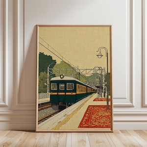 Może przedstawiać: Oprawiony wydruk przedstawiający pociąg na stacji w stylu japońskim vintage. Pociąg jest ciemnozielony i żółty, ze szczegółową ilustracją torów, peronu i otaczających drzew. Wydruk ma beżowe tło i drewnianą ramę.