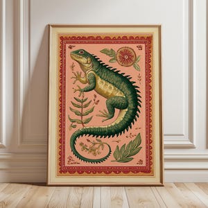 Peut inclure: Impression d'art encadrée représentant une illustration détaillée d'un iguane vert et jaune avec un dos épineux, sur fond rose. L'œuvre comprend des éléments botaniques et est encadrée dans un cadre doré avec une bordure rouge.