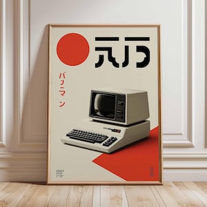Könnte beinhalten: Gerahmtes Poster mit einem Retro-Computer-Design. Das Kunstwerk zeigt einen roten Kreis, japanische Schriftzeichen und einen Vintage-Computer mit Tastatur und Bildschirm. Der Hintergrund ist beige mit einer roten geometrischen Form.