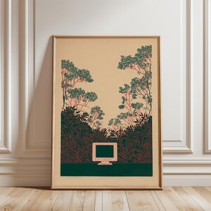 Puede incluir: Impresión artística enmarcada que representa un monitor de ordenador retro en medio de árboles y follaje estilizados. La obra de arte utiliza tonos verdes, rojos y beige, creando una estética vintage. La impresión se presenta en un marco de madera.