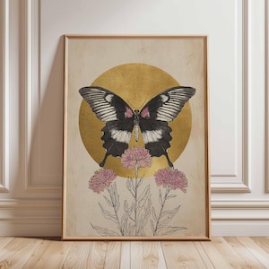 Può includere: Stampa artistica incorniciata con una farfalla in bianco e nero con dettagli rosa, su un cerchio dorato. Sotto, fiori rosa su sfondo beige. L'opera è in una cornice di legno.