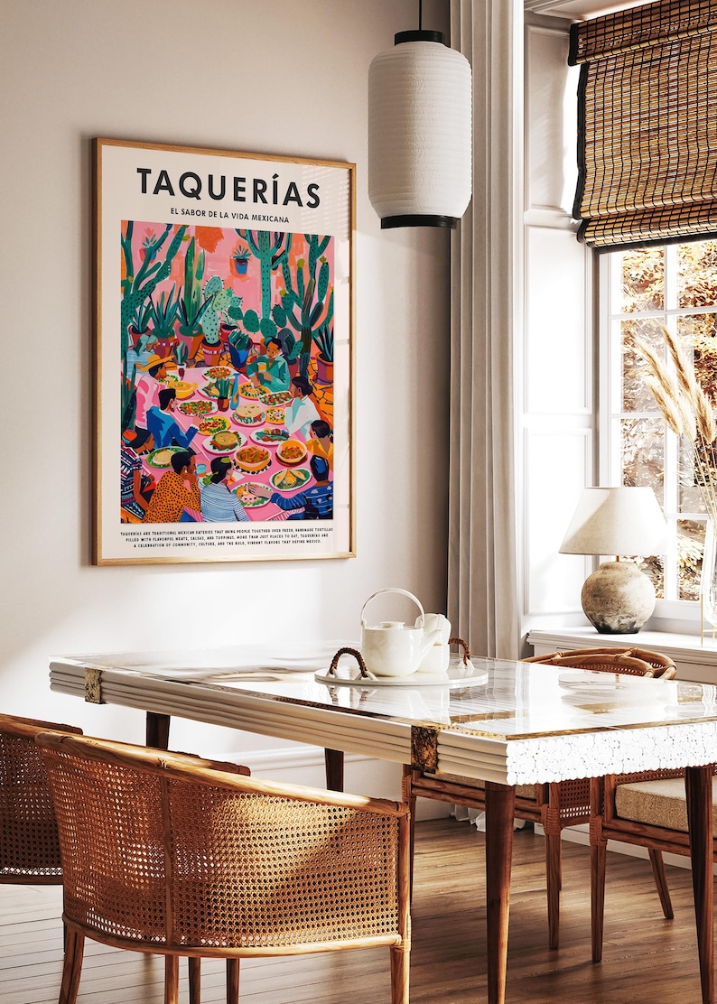 Op de afbeelding: Een kleurrijke illustratie van een groep mensen die rond een tafel met eten verzameld zijn. De illustratie heeft de titel "Taquerias: El Sabor de la Vida Mexicana" en toont een levendige cactustuin op de achtergrond.
