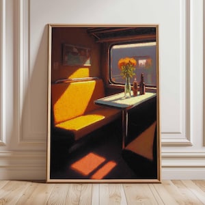 Könnte beinhalten: Ein gerahmter Kunstdruck zeigt das Innere eines Zuges im Sonnenlicht. Die Szene umfasst eine gelbe Bank, einen kleinen Tisch mit einer Vase mit Blumen und Flaschen sowie ein Fenster mit verschwommenem Ausblick. Das Kunstwerk erzeugt ein Gefühl von Nostalgie.