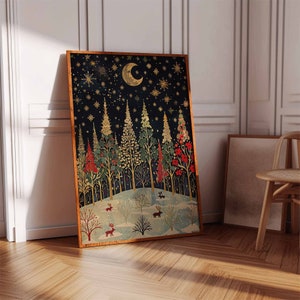 Op de afbeelding: Een digitale kunstprint met een sneeuwbos sc&egrave;ne met een halve maan en sterren in de nachtelijke hemel. De bomen zijn gestileerd met goud en groen blad, en er zijn rode bessen en kleine herten op de voorgrond.