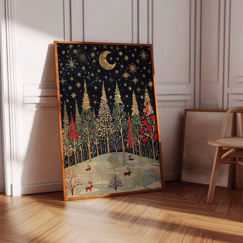 Op de afbeelding: Een digitale kunstprint met een sneeuwbos sc&egrave;ne met een halve maan en sterren in de nachtelijke hemel. De bomen zijn gestileerd met goud en groen blad, en er zijn rode bessen en kleine herten op de voorgrond.