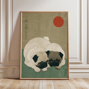 Puede incluir: Impresión enmarcada de estilo japonés con dos pugs. Los perros son crema y marrón con rasgos negros, tumbados sobre una superficie verde. Un sol rojo está en la parte superior derecha, con texto japonés a la izquierda.