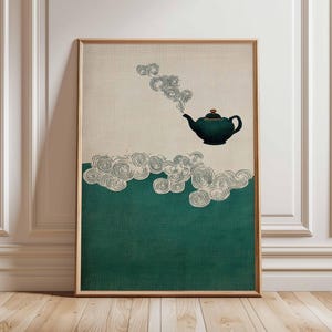 Könnte beinhalten: Gerahmter Kunstdruck mit einer tealfarbenen Teekanne, aus der Dampf über wirbelnden Wolken aufsteigt. Das Kunstwerk hat einen minimalistischen Stil mit cremefarbenem Hintergrund und einem dunkelgrünen unteren Bereich. Der Rahmen ist hellbraun.