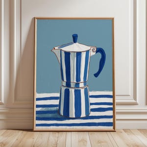 Pode incluir: Uma impressão artística emoldurada com uma cafeteira italiana listrada em azul e branco. A obra de arte é definida contra um fundo azul claro e uma toalha de mesa listrada. A cafeteira tem uma alça e uma tampa azul escuro.