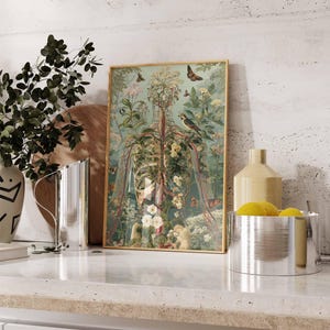 Pu&ograve; includere: Una stampa artistica incorniciata con un'illustrazione botanica di una struttura scheletrica umana intrecciata con piante, fiori e farfalle. L'opera d'arte ha un'estetica vintage con una cornice dorata e una tavolozza di colori verde chiaro e beige.