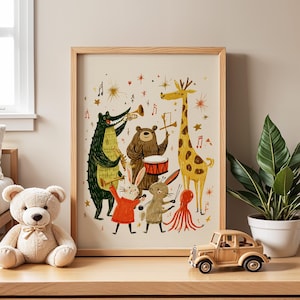 Peut inclure: Une affiche encadr&eacute;e repr&eacute;sentant un groupe d'animaux jouant de la musique. L'illustration montre un crocodile, un ours, un lapin, une souris, une girafe et une pieuvre. L'affiche est dans un cadre en bois et est expos&eacute;e sur une surface en bois.