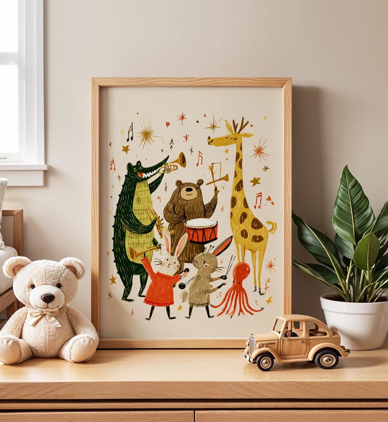 Peut inclure: Une affiche encadr&eacute;e repr&eacute;sentant un groupe d'animaux jouant de la musique. L'illustration montre un crocodile, un ours, un lapin, une souris, une girafe et une pieuvre. L'affiche est dans un cadre en bois et est expos&eacute;e sur une surface en bois.