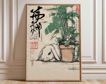 Op de afbeelding: Ingelijste kunstdruk met een schets van een wit konijn, een plant in een pot en kalligrafie. Het kunstwerk heeft een vintage esthetiek met een beige achtergrond en een houten lijst. De print bevat Japanse tekst en een rood zegel.