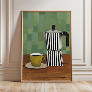 Può includere: Stampa artistica incorniciata con una natura morta a tema caffè. Una tazza gialla e un piattino sono accanto a una caffettiera a strisce bianche e nere. Lo sfondo presenta un design a blocchi di colore verde e marrone.