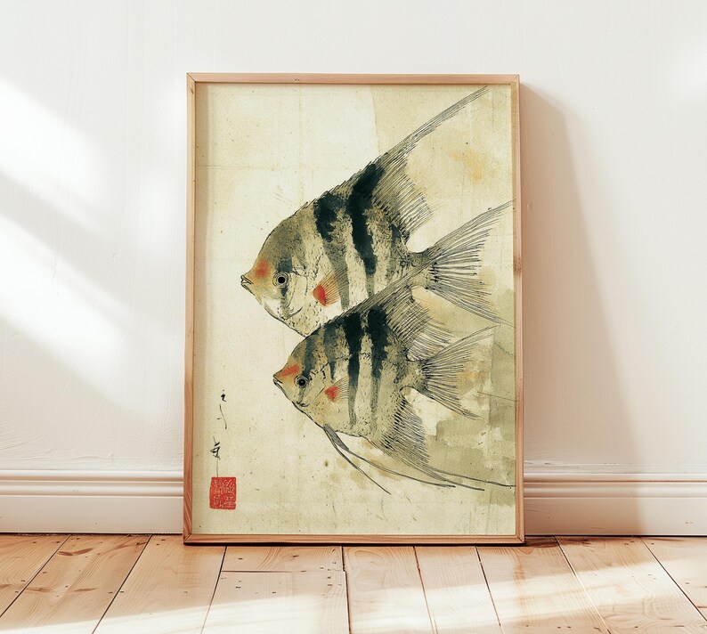 K&ouml;nnte beinhalten: Gerahmter Kunstdruck mit zwei stilisierten Fischen mit schwarzen Streifen und roten Akzenten. Das Kunstwerk hat eine Vintage-&Auml;sthetik mit beigem Hintergrund und Holzrahmen. Die Fische sind in einem traditionellen japanischen Stil dargestellt.