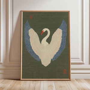Pode incluir: Uma impress&atilde;o emoldurada com um cisne estilizado com as asas abertas. O cisne tem um corpo branco, pontas das asas azuis e um bico vermelho. O fundo &eacute; verde suave e a moldura &eacute; castanha quente. A obra de arte tem uma est&eacute;tica vintage.