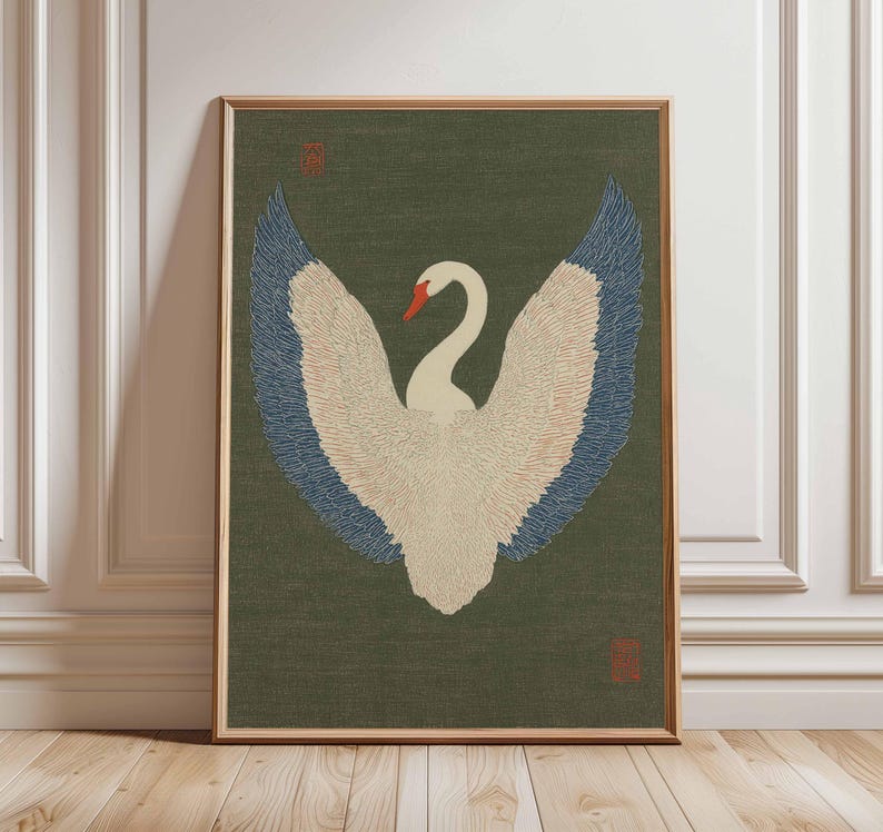 Pode incluir: Uma impress&atilde;o emoldurada com um cisne estilizado com as asas abertas. O cisne tem um corpo branco, pontas das asas azuis e um bico vermelho. O fundo &eacute; verde suave e a moldura &eacute; castanha quente. A obra de arte tem uma est&eacute;tica vintage.
