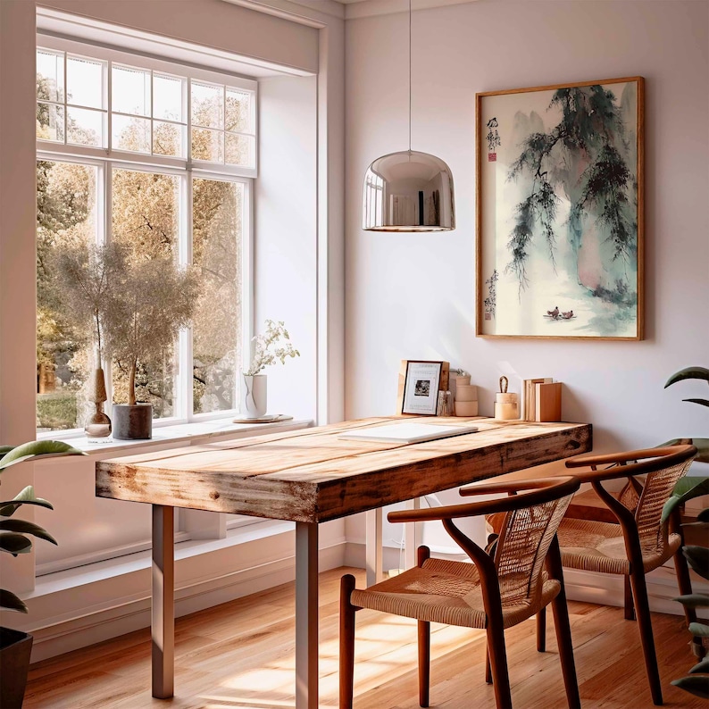 Puede incluir: Una habitaci&oacute;n luminosa con un escritorio de madera y dos sillas. Una pintura enmarcada de un paisaje cuelga de la pared. Una gran ventana ofrece una vista de &aacute;rboles y follaje. Una l&aacute;mpara colgante plateada cuelga sobre el escritorio.