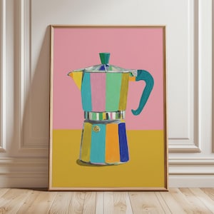 Może przedstawiać: Oprawiony wydruk artystyczny przedstawiający kolorowy, pasiasty ekspres do kawy. Kawiarka pomalowana jest w pionowe paski w kolorze różowym, zielonym, niebieskim, żółtym i pomarańczowym. Tło jest jednolite różowe i żółte. Wydruk jest eksponowany w pomieszczeniu z białymi listwami i drewnianą podłogą.