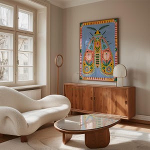 Pode incluir: Uma sala de estar com um sof&aacute; branco curvo, uma mesa de centro de madeira com tampo de vidro e um arm&aacute;rio de madeira. Uma obra de arte emoldurada de uma mariposa em cores brilhantes est&aacute; pendurada na parede. Uma l&acirc;mpada branca e um espelho de ch&atilde;o tamb&eacute;m est&atilde;o presentes.