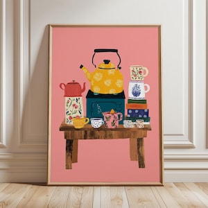 Può includere: Stampa artistica incorniciata raffigurante una natura morta di teiere e tazze da tè su un tavolo di legno. La scena comprende una teiera gialla, una teiera rossa e una pila di tazze con motivi floreali. Lo sfondo è rosa.