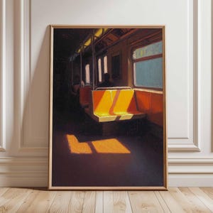 Può includere: Stampa artistica incorniciata raffigurante l'interno di una carrozza della metropolitana. L'opera presenta sedili arancioni, luce solare che filtra dalle finestre e una persona in lontananza. La tavolozza dei colori è calda, con sfumature di arancione, marrone e giallo.