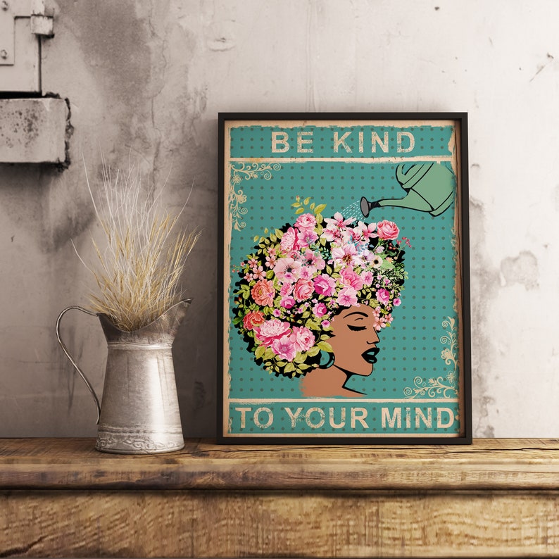 Pu&ograve; includere: Un poster blu turchese con pois bianchi presenta una donna nera con un grande afro. L'afro &egrave; pieno di fiori rosa e bianchi. Un annaffiatoio sta annaffiando i fiori. Il testo "BE KIND TO YOUR MIND" &egrave; stampato in lettere bianche sul poster.