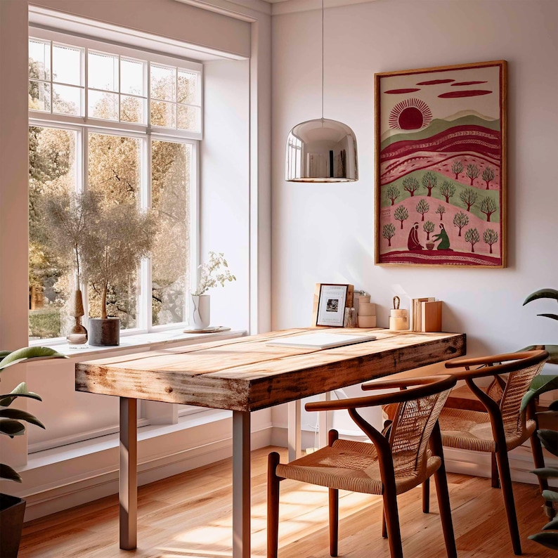 Puede incluir: Interior luminoso con un gran escritorio de madera y dos sillas de mimbre. Una obra de arte enmarcada con un paisaje cuelga de la pared. Una gran ventana ofrece vistas a los &aacute;rboles. Una l&aacute;mpara colgante plateada cuelga sobre el escritorio.