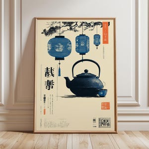 Peut inclure: Impression encadrée d'une scène de cérémonie du thé japonaise. L'œuvre présente des lanternes bleues, une théière et une tasse sur un fond crème. Des caractères japonais et des éléments décoratifs complètent le design, créant une esthétique sereine et culturelle.