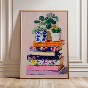 Könnte beinhalten: Ein Kunstdruck mit einem Stapel Bücher mit farbenfrohen Einbänden, gekrönt von Topfpflanzen. Die Bücher haben florale und gemusterte Designs in Rosa, Blau, Orange und Lila. Die Pflanzen befinden sich in weißen und blauen Töpfen.