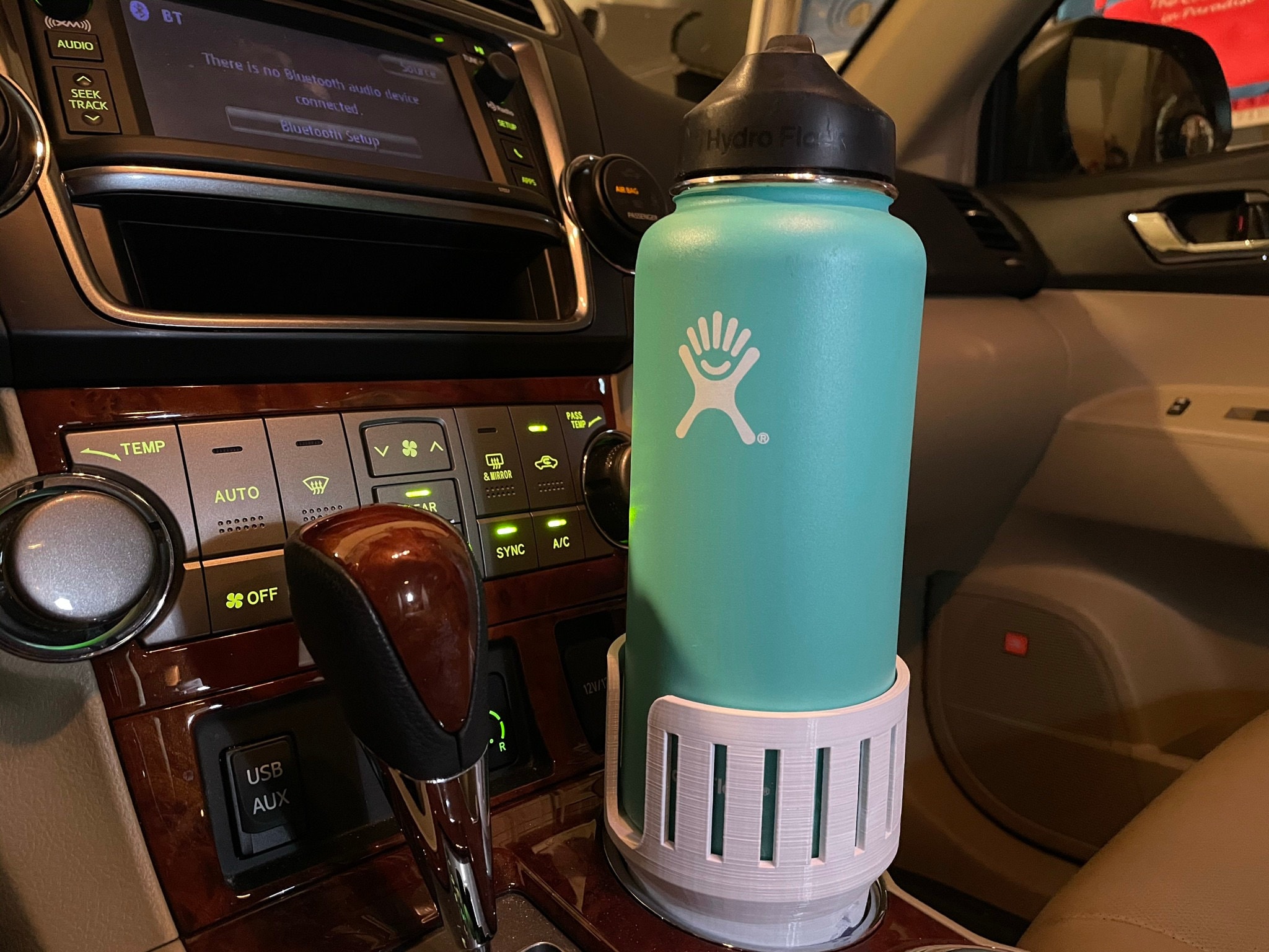 This 32 oz fits in the cup holder : r/Hydroflask
