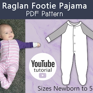 Può includere: Un bambino indossa un pigiama con piedini a righe rosa e bianche con maniche viola. L'immagine mostra anche un disegno al tratto di un pigiama con piedini bianco e grigio. Il testo recita "Raglan Footie Pajama PDF Pattern" e "Taglie Neonato a 5T".