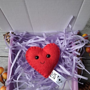 Smiling heart pocket hug, felt hand sewn keyring, personalised letterbox gift image 4