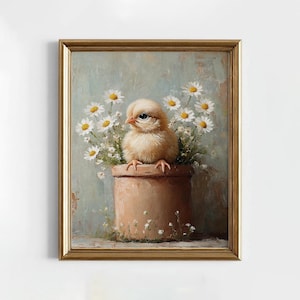 Puede incluir: Pintura enmarcada de un pollito amarillo y esponjoso sentado en una maceta de terracota llena de margaritas blancas. La obra de arte tiene una paleta de colores pastel y un marco dorado, evocando la primavera y la naturaleza.
