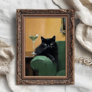 Può includere: Stampa incorniciata raffigurante un gatto nero con occhi verdi, seduto su un divano verde, accanto a un bicchiere da martini. Il gatto è il punto focale, su uno sfondo giallo. La cornice ha una finitura marrone ornata.