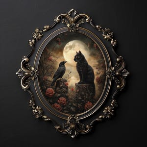 Peut inclure: &OElig;uvre d'art encadr&eacute;e ovale repr&eacute;sentant un chat noir et un corbeau se faisant face sous la pleine lune. L'&oelig;uvre est situ&eacute;e dans un jardin avec des roses rouges. Le cadre est noir avec des accents dor&eacute;s.