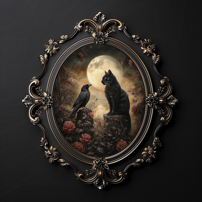Peut inclure: &OElig;uvre d'art encadr&eacute;e ovale repr&eacute;sentant un chat noir et un corbeau se faisant face sous la pleine lune. L'&oelig;uvre est situ&eacute;e dans un jardin avec des roses rouges. Le cadre est noir avec des accents dor&eacute;s.