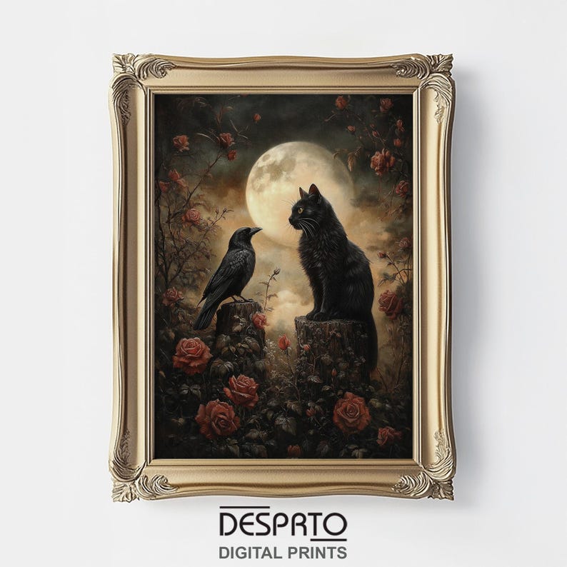 Peut inclure: Impression num&eacute;rique encadr&eacute;e repr&eacute;sentant un chat noir et un corbeau sur des souches d'arbres, avec des roses et une pleine lune en arri&egrave;re-plan. L'&oelig;uvre a une esth&eacute;tique vintage avec un cadre dor&eacute; orn&eacute;. Le texte "DESPRTO DIGITAL PRINTS" est en bas.