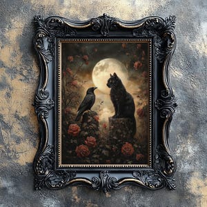 Peut inclure: Une &oelig;uvre d'art gothique encadr&eacute;e repr&eacute;sentant un chat noir et un corbeau perch&eacute;s sur des souches d'arbres, avec une pleine lune et des roses en arri&egrave;re-plan. Le cadre noir orn&eacute; ajoute &agrave; l'esth&eacute;tique vintage.