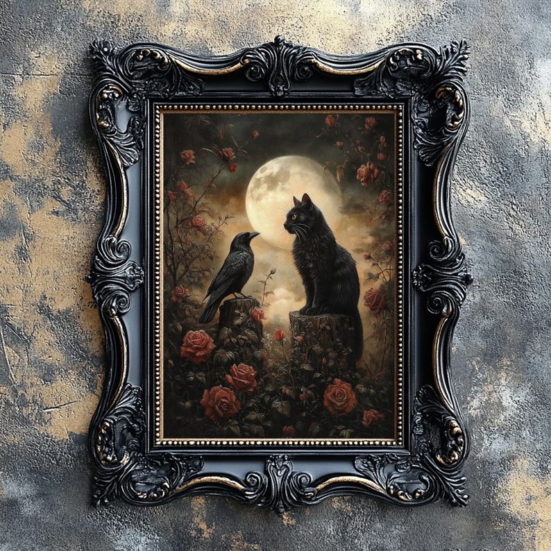 Peut inclure: Une &oelig;uvre d'art gothique encadr&eacute;e repr&eacute;sentant un chat noir et un corbeau perch&eacute;s sur des souches d'arbres, avec une pleine lune et des roses en arri&egrave;re-plan. Le cadre noir orn&eacute; ajoute &agrave; l'esth&eacute;tique vintage.