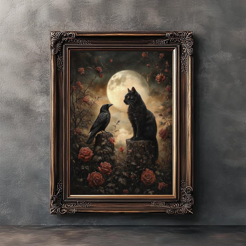 Peut inclure: &OElig;uvre d'art encadr&eacute;e de style gothique repr&eacute;sentant un chat noir et un corbeau, sur fond de pleine lune et de roses. L'&oelig;uvre est dans un style sombre, gothique, avec un cadre d&eacute;coratif et orn&eacute;.