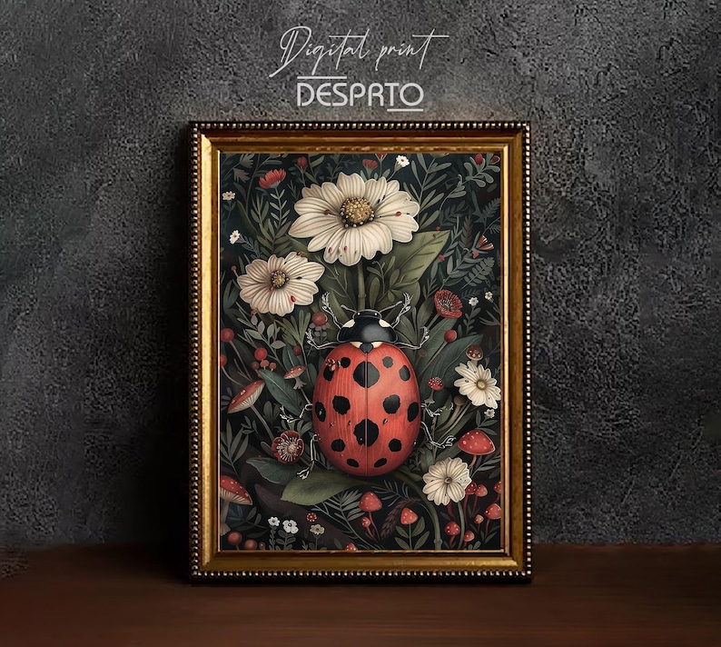 Op de afbeelding: Een ingelijste print van een digitale illustratie met een rood-zwarte lieveheersbeestje op een bed van witte en roze bloemen. De achtergrond is donkergroen met een vintage esthetiek. De print is getiteld "Digital print DESPRTO".