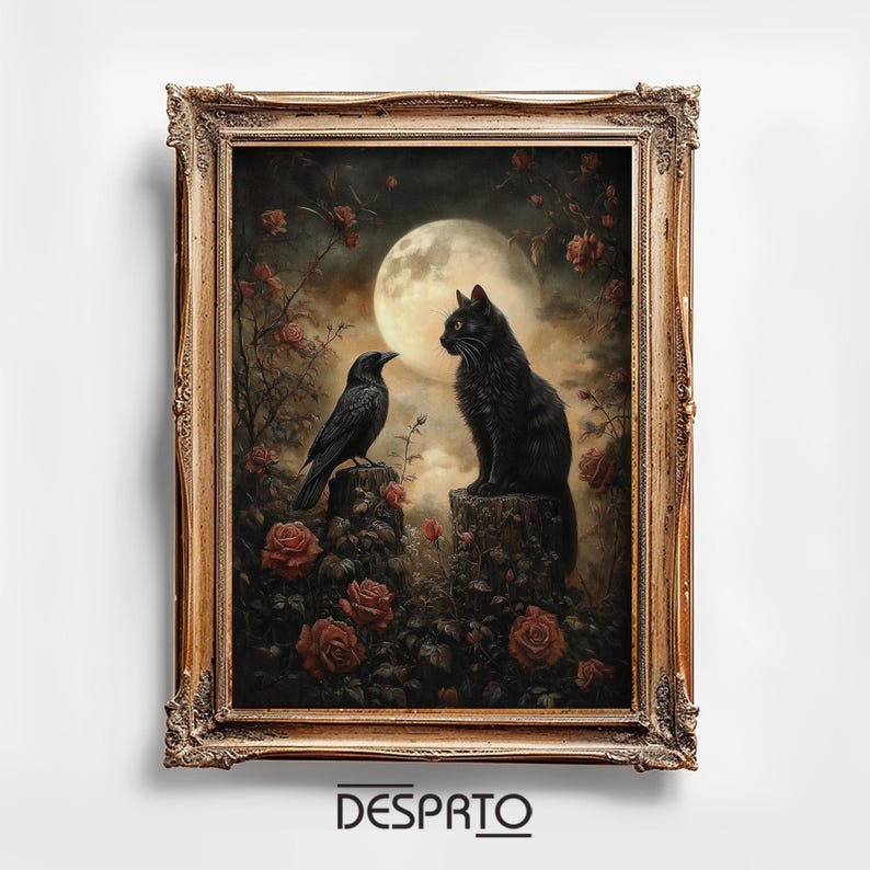 Peut inclure: Une &oelig;uvre d'art encadr&eacute;e, repr&eacute;sentant un chat noir et un corbeau perch&eacute;s sur des souches d'arbres, avec une pleine lune et des roses en arri&egrave;re-plan. L'image a un style vintage. Le mot "DESPRTO" est imprim&eacute; en bas de l'&oelig;uvre.